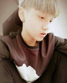 十五岁帅气少年照片,十五岁少年的帅气瞬间